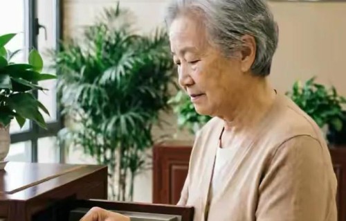 年过七十手里别留大额活期存款，分三处存放，生病养老都不用求人