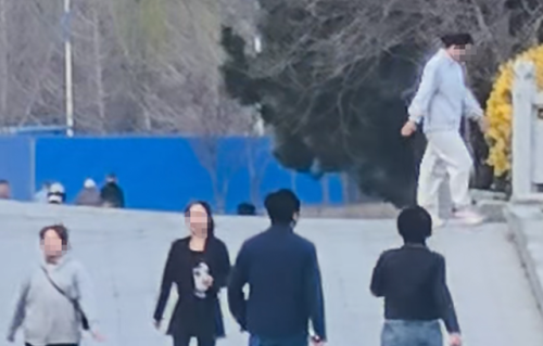 辽宁偶遇郭京飞夫妇，穿的好朴素，退圈10年的鲍莉身材比老公还壮