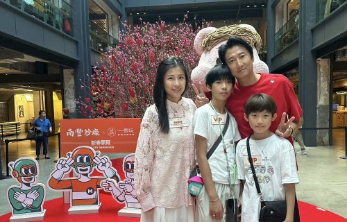 香港知名星三代首次拍广告！获父母大力支持，被指父子太相像