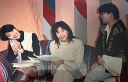 56岁港姐莫可欣近照曝光，出席聚会手戴金镯，越发富态气质仍优雅