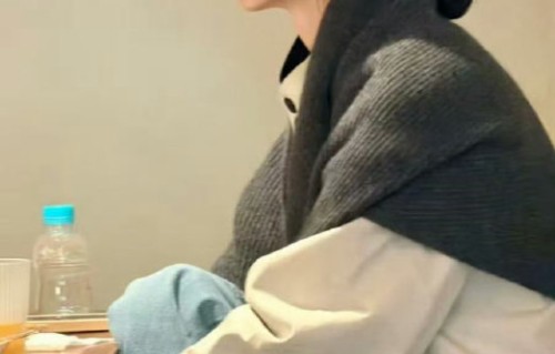 素颜独坐两小时零打扰！赵丽颖上海街头咖啡店享受平凡午后