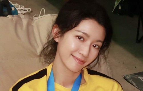 香港知名女星在内地走红，发挥“人肉发电机”魅力，陪笑老板引热议