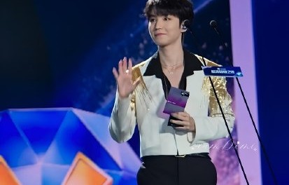 王俊凯在QQ音乐巅峰之夜获得了什么荣誉？