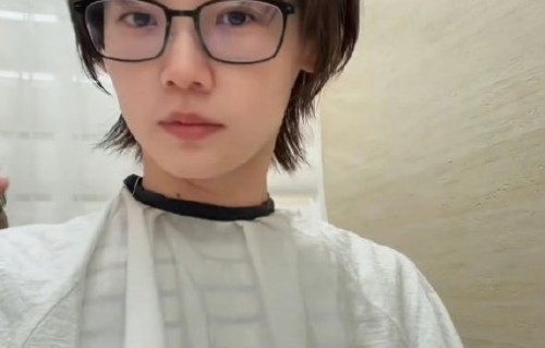 郑恺看到苗苗短发造型的具体反应是什么