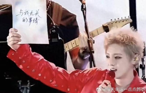 鹿晗《勋章》万人合唱名场面，高音督唱泪目全场