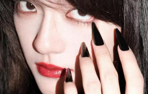 文淇红唇黑美甲大片释出，魅惑造型引关注|性感|可爱