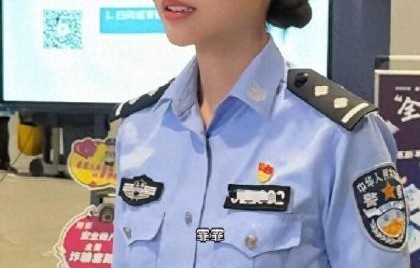 上海执勤女警撞脸邱淑贞的视频