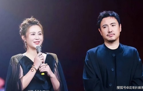 沈腾马丽出席澳门喜剧节，因座椅没有扶手，从后面看两人坐姿亲密