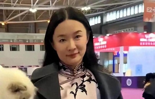 46岁霍思燕现身山东，穿旗袍身材臃肿走样，脸部泛油光尽显沧桑