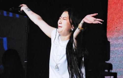 李嘉格一家阿那亚度假！她皮肉松垮不敢认，跟小11岁男友像两代人