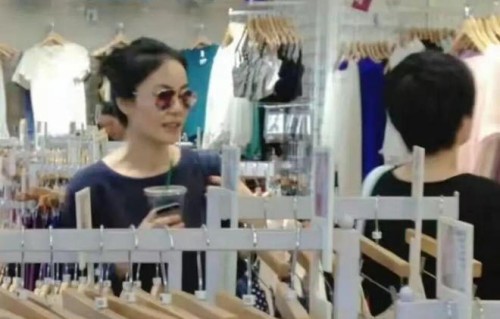王菲三里屯买衣服被偶遇！56岁素颜白到发光，网友：天后就是天后