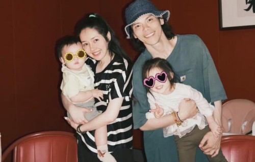 向佐和郭碧婷一家四口同框，子女颜值真不错，郭碧婷的基因真强大