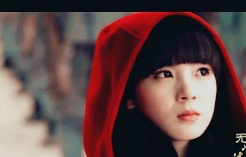 “岳绮罗”6年了，陈瑶新剧再试红衣造型，光看路透都能美到观众