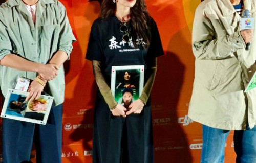 在电影《森中有林》中，高圆圆饰演的角色如何串联起三代人的爱恨纠葛？