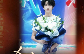 TF四代发布单人捧花杀青照