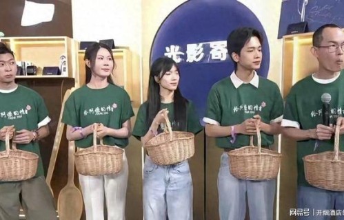 微博电影之夜：李思潼绿T工服走红毯，剧组提油柑引争议|给阿嬷的情书|牛仔裤|运动鞋|T恤|礼服