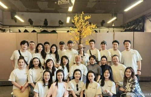 刘亦菲跨国赶同学会，一见恩师瞬间破防，合照主动谦让C位显本心