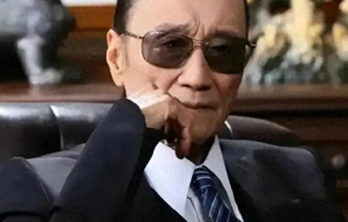 他是狄波拉现丈夫，心胸大度与谢贤聊得来，帮助妻子处理前夫后事_牛魔王娱乐版