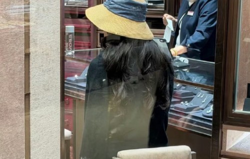 粉丝如何看待刘亦菲对己简朴对人慷慨的行为？