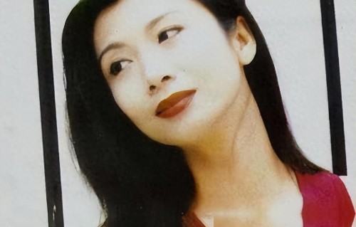 “三级艳后”曾拒绝成龙，如今61岁胖到220斤，依然美到撩人心弦 