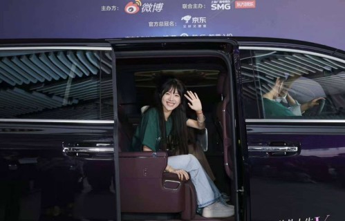 她穿剧组工服上阵，却让高定女星集体破防！李思潼：作品才是演员的硬通货|微博电影之夜|给阿嬷的情书|牛仔裤|运动鞋|礼服