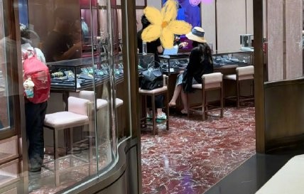 刘亦菲为什么突然去北京SKP买黄金？