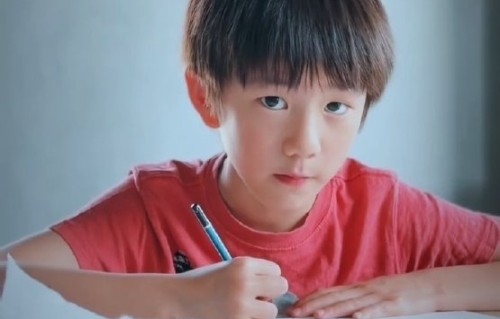 网友对黄磊小儿子首次公开正脸有何评价？