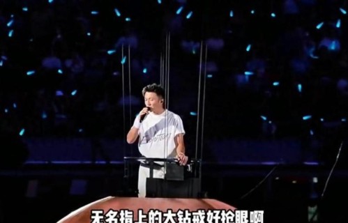 机场偶遇王菲，与谢霆锋演唱会同框！