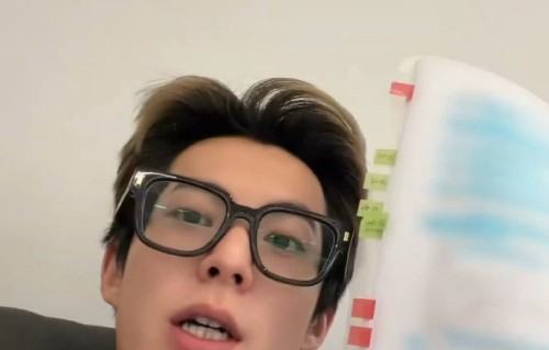 王传君为王鹤棣做了哪些菜？居家vlog里有什么特别亮点？|黑框眼镜|布朗|素颜|厨房|毛豆