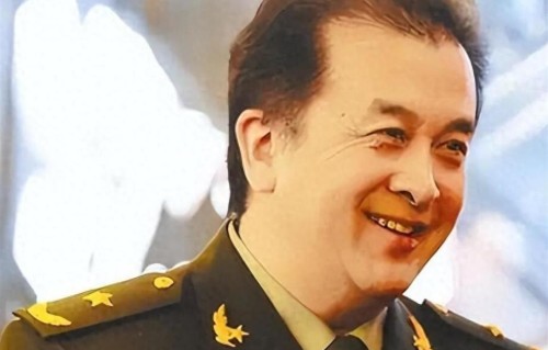 黄宏65岁近况曝光：曾是春晚小品王，如今菜市场晃悠成普通老头