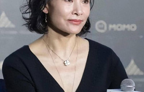 原来她已回上海定居，丈夫和女儿都在美国，65岁仍在国内奔波挣钱