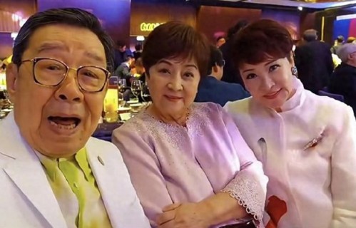 谢贤两任前妻罕见同场，72岁狄波拉满面春风，主动与甄珍贴身合照