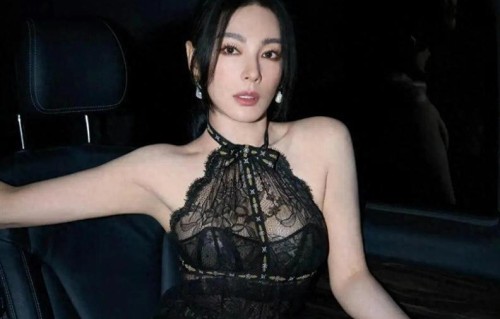张雨绮的身材是真有料！穿黑色透视蕾丝裙，凹凸感好抢镜！