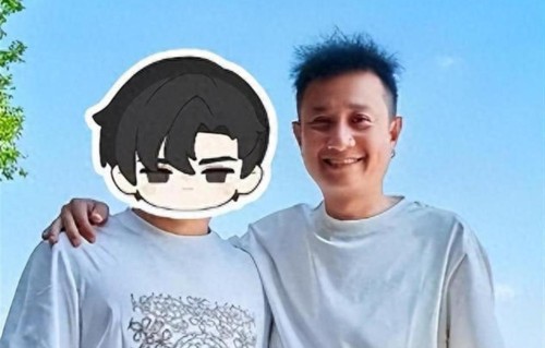 41岁文章去上海看女儿，爷俩共用一张脸，聚餐吃陕西大饼定了包间