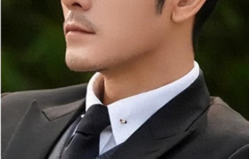 亲妈是导演，干妈是导演，20年都没捧红他，却在娶妻改名后火了