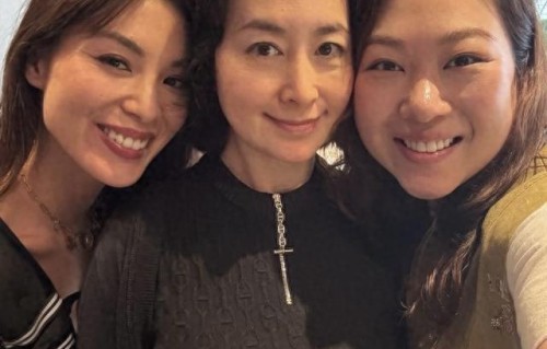 63岁何超琼过母亲节，与干女儿合照瘦了不少，抱着干外孙面容慈祥 