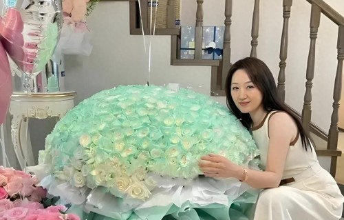 杨钰莹迎来55岁生日，粉丝送上满屋鲜花，她保养得宜尽显少女感 