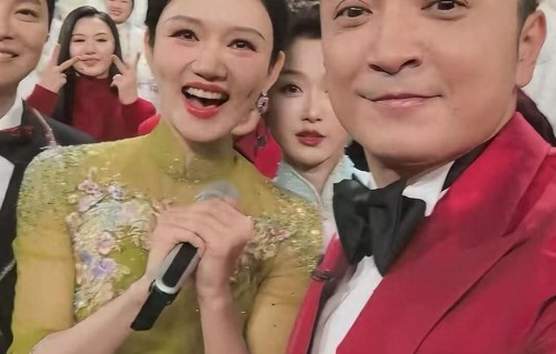 尼格买提冲上热搜！一只眼睛红肿十分严重，原因曝光让人哭笑不得