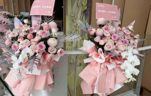 李昀锐送花篮支持关晓彤话剧