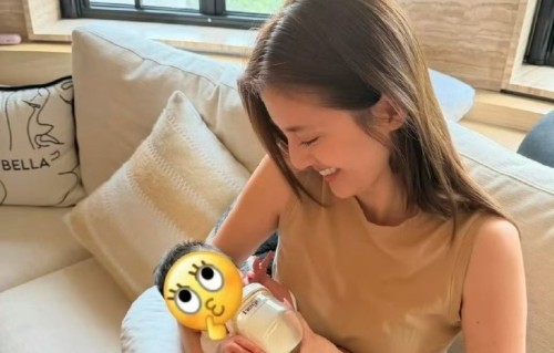 程晓玥疑似二胎出生，吴千语前去探望，抱娃喂奶提前体验当妈乐趣