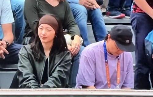 陈奕迅现身法网观众席第一排，为“准女婿”黄泽林加油，赛后与其拥抱；陈奕迅女儿4月承认与黄泽林相恋，二人都出生于2004年 