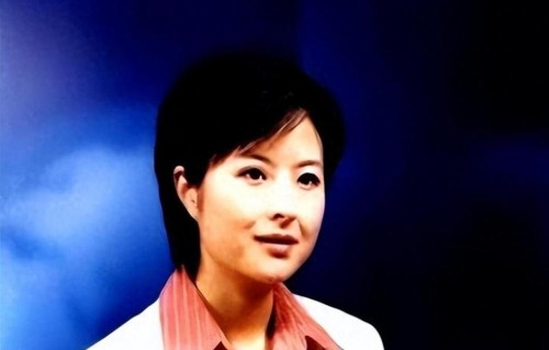 辞去央视工作，嫁大18岁李铁为妻，如今52岁张泉灵已走上另一条路