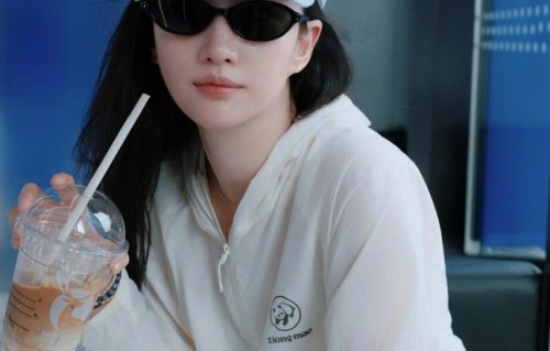 刘亦菲素颜喝咖啡刷屏！三个月三次出圈，38 岁状态堪比女大学生