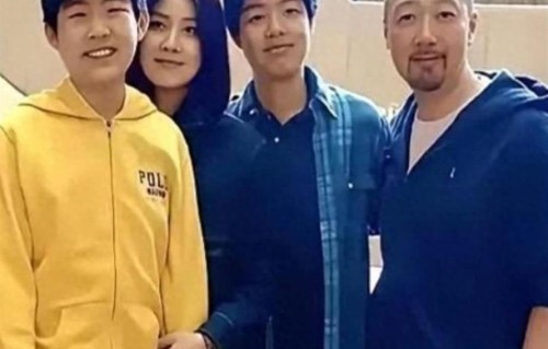 陈慧琳全家福罕曝光，俩儿子长得像父亲，14岁次子身高超过母亲