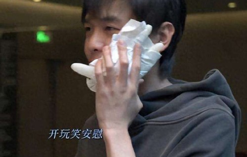 张若昀2026开年脸带五指印出圈,网友:内娱真打专业户实锤