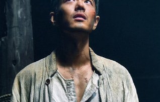 肖战在《莫得闲》中饰演什么角色？|None|太爷|儿子|正午阳光|故事片