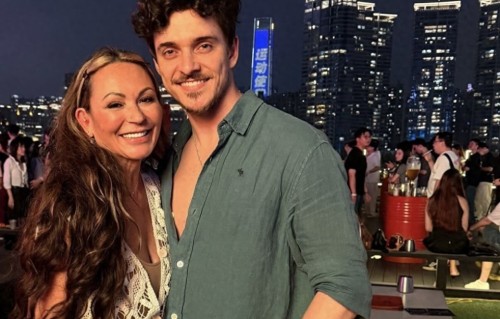 赌王50岁长孙女新恋情曝光，与外籍男友当街亲吻，男方是年轻模特