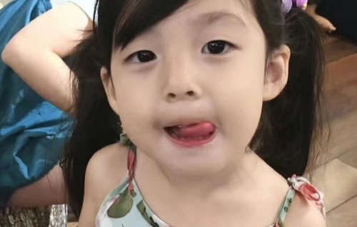 刘畊宏晒女儿小泡芙13岁生日照，小可爱蜕变长发美少女，单眼皮变双眼皮