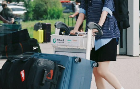 李宇春辛芷蕾高叶倪妮合照官宣：全女自驾新疆综艺来了