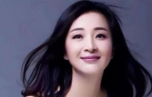 演员杜珺：与前夫张嘉译离婚后，他娶妻生女，而她人生现状如何？